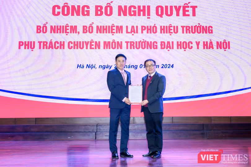 vt-trao-cho-hung-3125.jpg