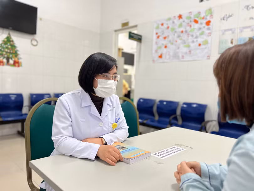 BS. Trịnh Thị Vân Anh - Phòng Rối loạn liên quan đến stress và Sức khoẻ tình dục & giới tính - tư vấn cho bệnh nhân