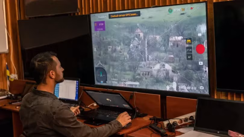 Linh Ukraine thu tin hieu UAV truyen ve.png