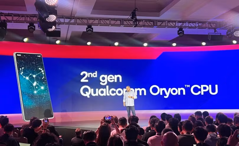 Tổng giám đốc điều hành Qualcomm Cristiano Amon giới thiệu chip điện thoại thông minh mới tại hội nghị thượng đỉnh công nghệ thường niên của công ty ở Maui, Hawaii (Ảnh: SCMP)