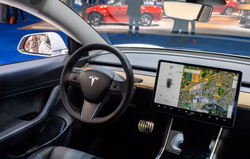 Khoang nội thất của một mẫu xe Tesla (Ảnh: Fox)