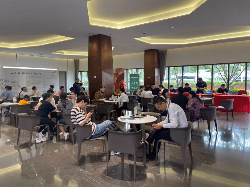 Khách hàng chờ kí hợp đồng mua nhà tại một văn phòng giao dịch nhà đất ở Bắc Kinh (Ảnh: Sohu).