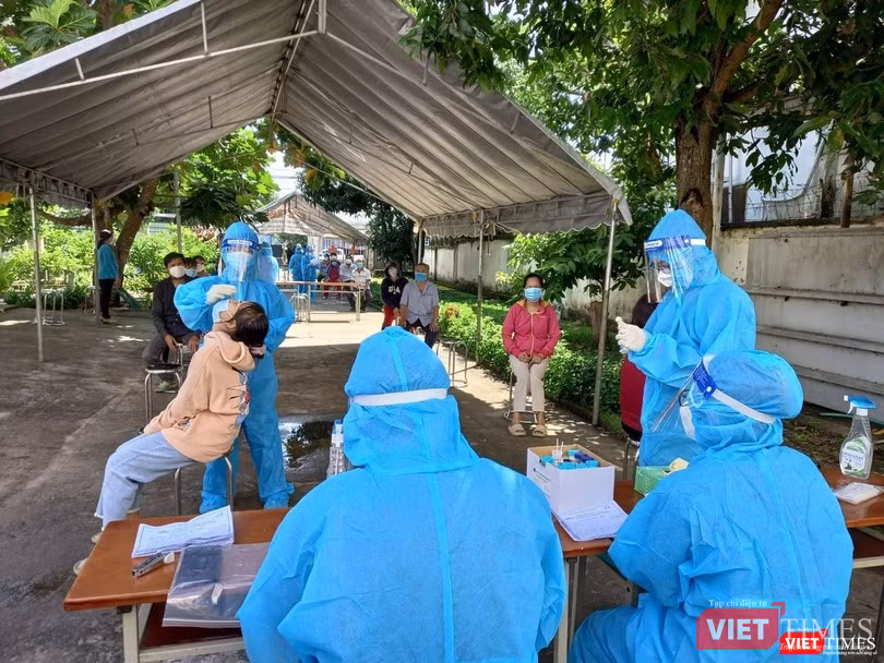 Các nhân viên y tế trên tuyến đầu chống dịch Các nhân viên y tế trên tuyến đầu chống dịch