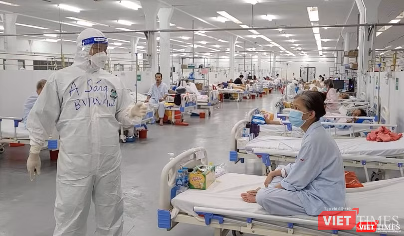 Các bác sĩ phải chịu nhiều áp lực lớn khi bệnh nhân trong đại dịch COVID-19 rất đông Các bác sĩ phải chịu nhiều áp lực lớn khi bệnh nhân trong đại dịch COVID-19 rất đông