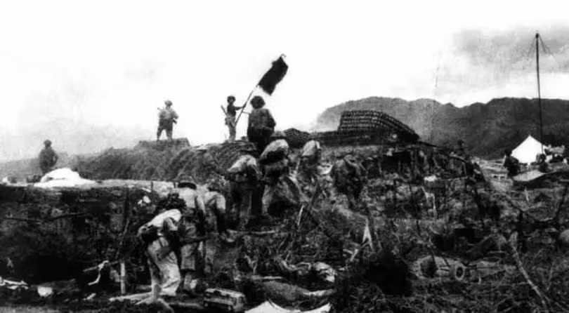 Bộ đội Việt Nam chiếm sở chỉ huy quân Pháp chiều 7/5/1954 (Ảnh: Sina).