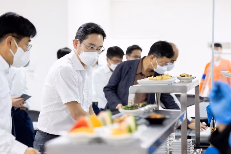 Ông Lee Jae Yong (thứ hai từ trái sang) xếp hàng tại nhà bếp ở cảng Dos Bocas, nơi đặt công trường xây dựng của Samsung trong chuyến thăm Mexico ngày 10/9. (Ảnh: Samsung) Ông Lee Jae Yong (thứ hai từ trái sang) xếp hàng tại nhà bếp ở cảng Dos Bocas, nơi đặt công trường xây dựng của Samsung trong chuyến thăm Mexico ngày 10/9. (Ảnh: Samsung)
