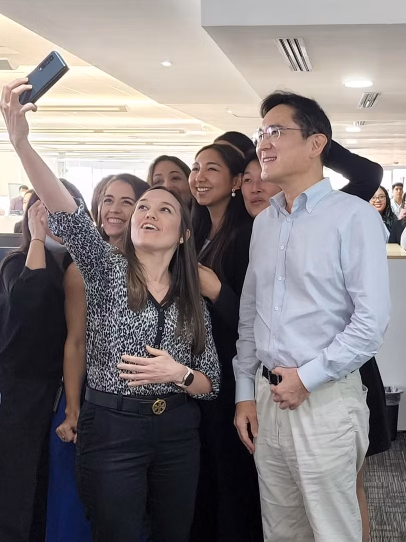 Ông Lee Jae Yong (đeo kính) chụp hình cùng nhân viên tại văn phòng Panama. (Ảnh: Samsung) Ông Lee Jae Yong (đeo kính) chụp hình cùng nhân viên tại văn phòng Panama. (Ảnh: Samsung)