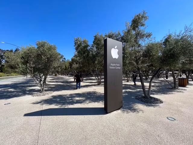 Tham quan Apple Park’s Visitor Center trước giờ iPhone 14 ra mắt: Nằm ngay cạnh trụ sở phi thuyền tỷ đô, tín đồ Apple đã vào là xác định! - Ảnh 1.