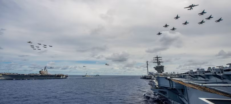 Hai cụm tác chiến tàu sân bay Nimitz và Ronald Reagan trong tháng 7 đã nhiều lần vào Biển Đông để bày tỏ thái độ với Trung Quốc (Ảnh: Đa Chiều).