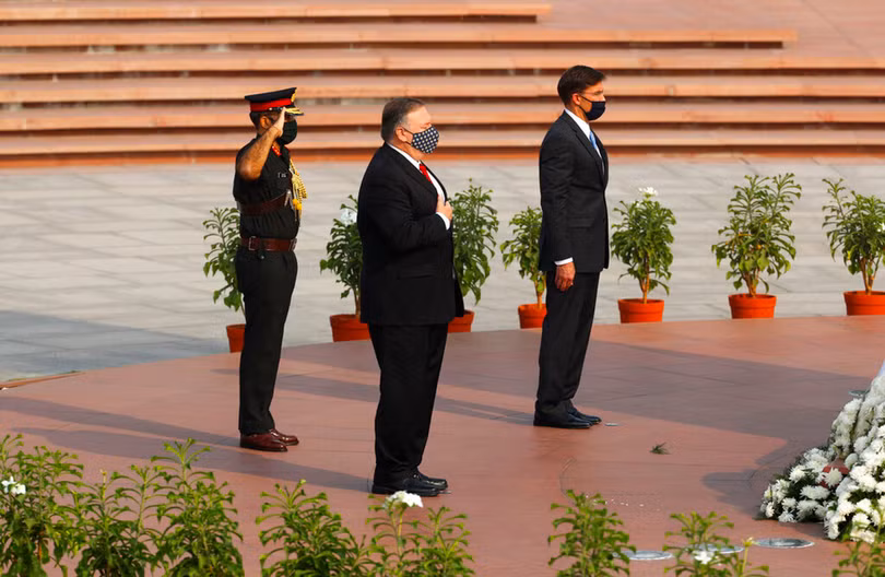 Bộ trưởng Ngoại giao Mỹ Mike Pompeo và Bộ trưởng Quốc phòng Mark Esper đặt vòng hoa viếng binh sĩ Ấn Độ tử trận (Ảnh: Twitter@Secretary Pompeo). Bộ trưởng Ngoại giao Mỹ Mike Pompeo và Bộ trưởng Quốc phòng Mark Esper đặt vòng hoa viếng binh sĩ Ấn Độ tử trận (Ảnh: Twitter@Secretary Pompeo).