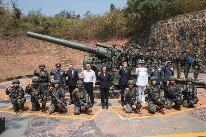 Bà Thái Anh Văn thị sát quân đội ở đảo Kim Môn nằm kề thành phố Hạ Môn (Phúc Kiến) được cho là thể hiện kiên quyết chống lại ý định thống nhất của Trung Quốc đại lục (Ảnh: Dwnews). 