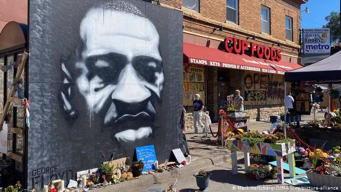 Đài kỉ niệm George Floyd tại Indianapolis (Ảnh: Deutsche Welle).
