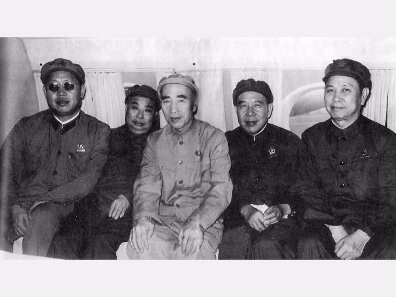 Lâm Bưu cùng 4 "ái tướng" trong Văn phòng Quân ủy. Từ trái qua phải: Lý Tác Bằng, Ngô Pháp Hiến, Lâm Bưu, Hoàng Vĩnh Thắng, Khưu Hội Tác (Ảnh: kanlishi).