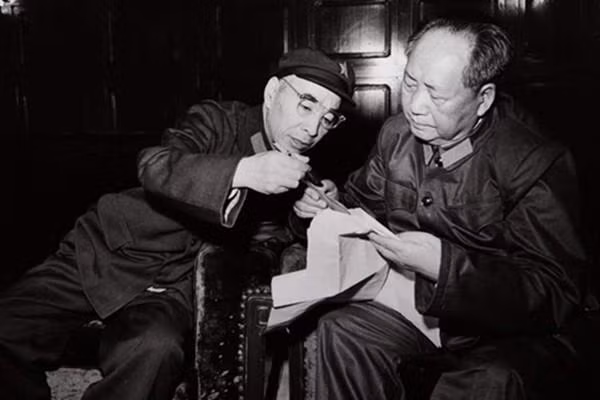"Lãnh tụ vĩ đại" và "người kế thừa xứng đáng" (Ảnh: Kanlishi).