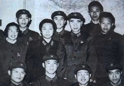 Vợ chồng Lâm Bưu, Diệp Quần và các nhân viên công tác xung quanh (Ảnh: Kanlishi).
