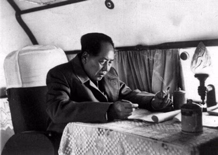 Mao Trạch Đông trên đoàn tàu đặc biệt của ông trong chuyến công du phía Nam (Ảnh: kanlishi).