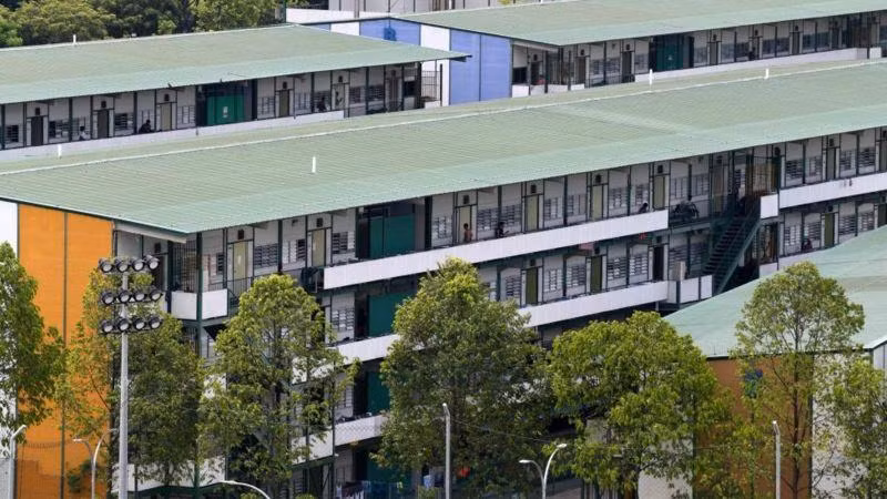 Một khu ký túc xá công nhân nước ngoài ở Singapore. Một nửa số họ đã bị lây nhiễm COVID-19 (Ảnh: Grttty). Một khu ký túc xá công nhân nước ngoài ở Singapore. Một nửa số họ đã bị lây nhiễm COVID-19 (Ảnh: Grttty).