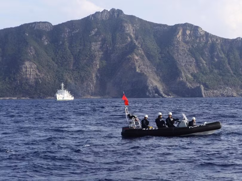 Sau khi chính phủ Nhật quốc hữu hóa quần đảo Senkaku năm 2012, quan hệ Trung-Nhật xấu đi, Trung Quốc liên tục cho tàu công vụ đi vào vùng biển này (Ảnh: Reuters).