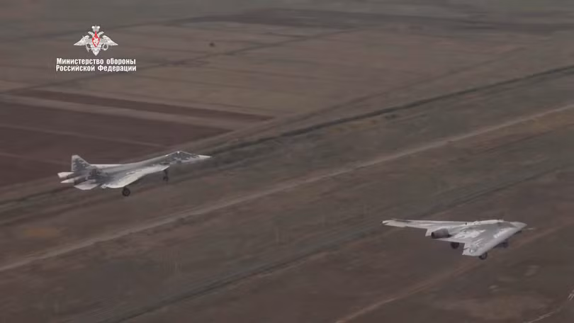 Tiêm kích đa năng SU-57 phối hợp không chiến với S-70 Okhotnik hồi tháng 9/2019 (Ảnh: BQP Nga). Tiêm kích đa năng SU-57 phối hợp không chiến với S-70 Okhotnik hồi tháng 9/2019 (Ảnh: BQP Nga).