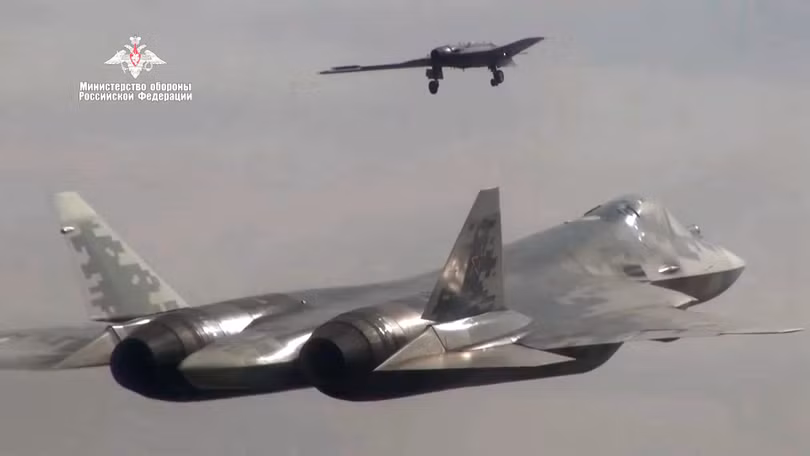 Sau S-70 Okhotnik , tháng 8/2020, Nga lại tung ra hai loại UAV làm kho vũ khí bay cho SU-57 (Ảnh: BQP Nga). Sau S-70 Okhotnik , tháng 8/2020, Nga lại tung ra hai loại UAV làm kho vũ khí bay cho SU-57 (Ảnh: BQP Nga).