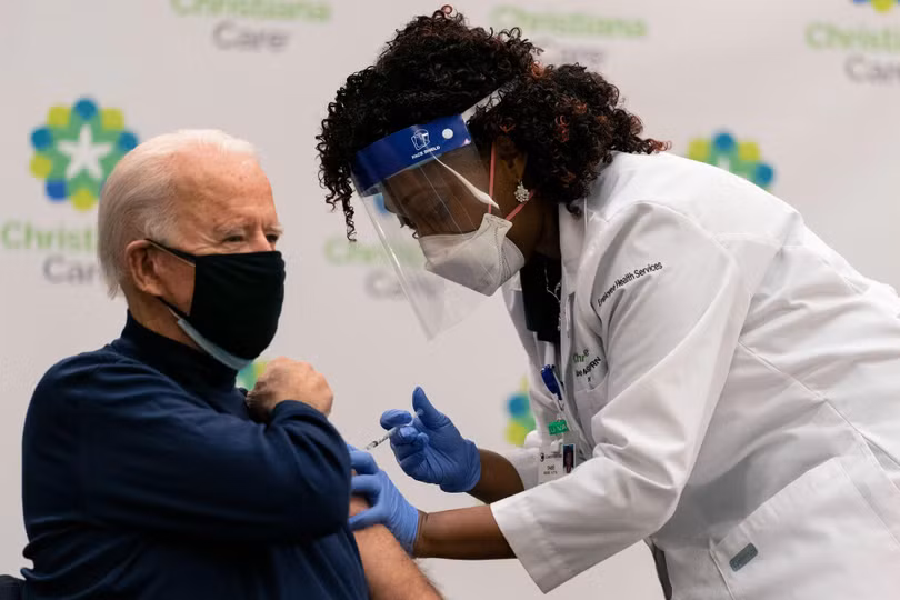 Ngày 21/12,ông Joe Biden đã tiêm vaccine phòng COVID-19 tại một bệnh viện ở Delaware (Ảnh: AP). Ngày 21/12,ông Joe Biden đã tiêm vaccine phòng COVID-19 tại một bệnh viện ở Delaware (Ảnh: AP).