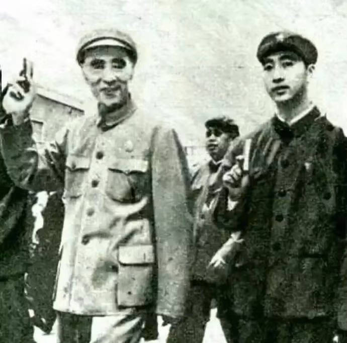 Lâm Bưu và con trai Lâm Lập Quả, người đeo kính đen phía sau là Ngô Pháp Hiến, Tư lệnh Không quân (Ảnh: VCG).