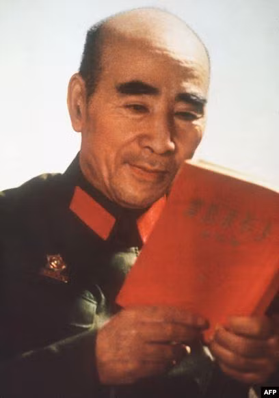 Hình ảnh Lâm Bưu đọc "Sách đỏ" của Mao Trạch Đông được tuyên truyền về việc ông là "người kế thừa xứng đáng" (Ảnh: AFP).