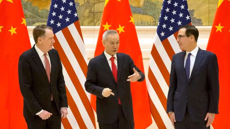 Bà Katherine Tai sẽ thay thế ông Robert Lighthizer (trái) trong cuộc đấu thương mại với Trung Quốc (Ảnh: Getty). Bà Katherine Tai sẽ thay thế ông Robert Lighthizer (trái) trong cuộc đấu thương mại với Trung Quốc (Ảnh: Getty).