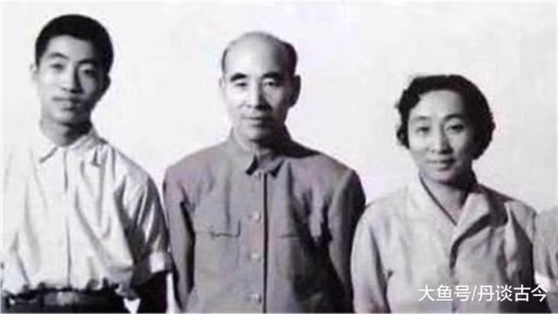 Vợ chồng Lâm Bưu - Diệp Quần và con trai Lâm Lập Quả, cả ba đã tử nạn trong vụ rơi máy bay tại Mông Cổ ngày 13/9/1971 (Ảnh: dayu).