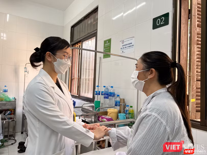 Ths. BS. Nguyễn Phương Linh khám và tư vấn cho một bệnh nhân Ths. BS. Nguyễn Phương Linh khám và tư vấn cho một bệnh nhân