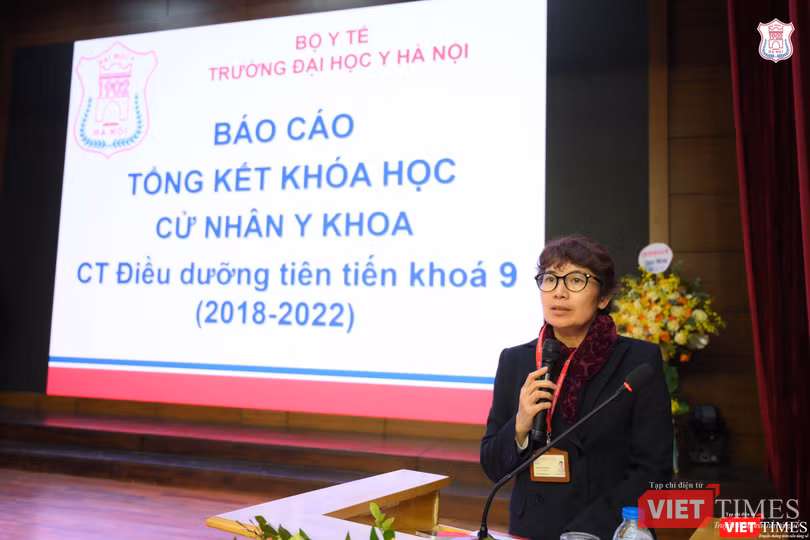 PGS.TS. Nguyễn Thanh Bình - Phó Trưởng phòng phụ trách Phòng Quản lý đào tạo Đại học - báo cáo tổng kết khóa học