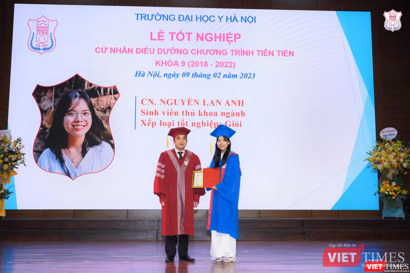 GS.TS. Nguyễn Hữu Tú chúc mừng sinh viên đạt Thủ khoa ngành và tốt nghiệp loại Giỏi