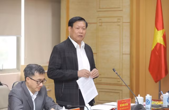 Thứ trưởng Bộ Y tế Đỗ Xuân Tuyên báo cáo với Phó Thủ tướng Trần Hồng Hà về hàng loạt khó khăn, vướng mắc trong lĩnh vực mua thuốc, trang thiết bị