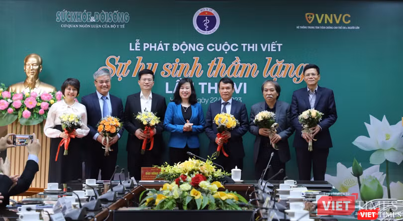 Bộ trưởng Bộ Y tế Đào Hồng Lan tặng hoa Ban Giám khảo cuộc thi “Sự hy sinh thầm lặng”