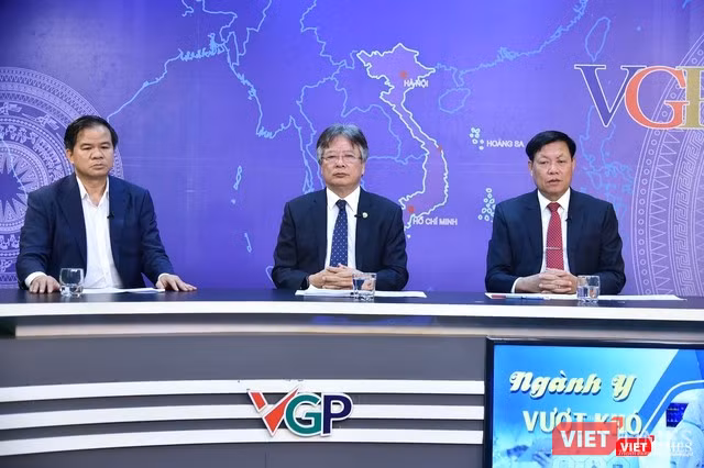 Thứ trưởng Bộ Y tế Đỗ Xuân Tuyên; GS.TS. Trần Bình Giang - Giám đốc BV HN Việt Đức; PGS.TS. Đào Xuân Cơ - Giám đốc BV Bạch Mai - tham gia buổi tọa đàm