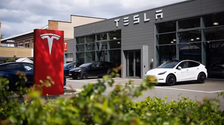 Nhiều mẫu xe đang đỗ tại một đại lý của Tesla (Ảnh: CNBC)