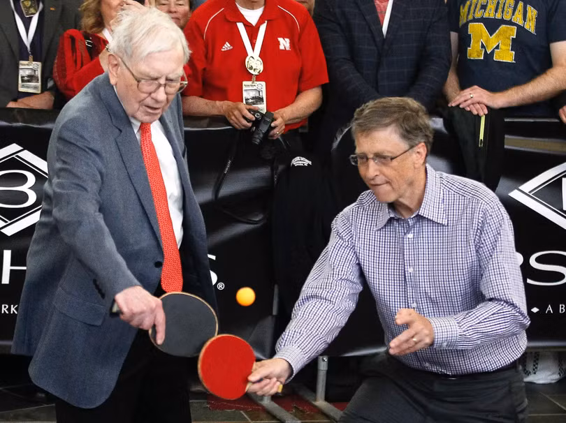 Warren Buffett và Bill Gates tại cuộc họp cổ đông thường niên của Berkshire Hathaway (Ảnh: Business Insider)
