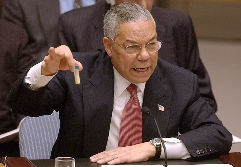 Bộ trưởng ngoại giao Mỹ Colin Powell trong bài phát biểu tại HĐBA LHQ trình ra chiếc lọ thủy tinh đựng chất bột trắng và gọi đó là “vũ khí hóa học” của Iraq.