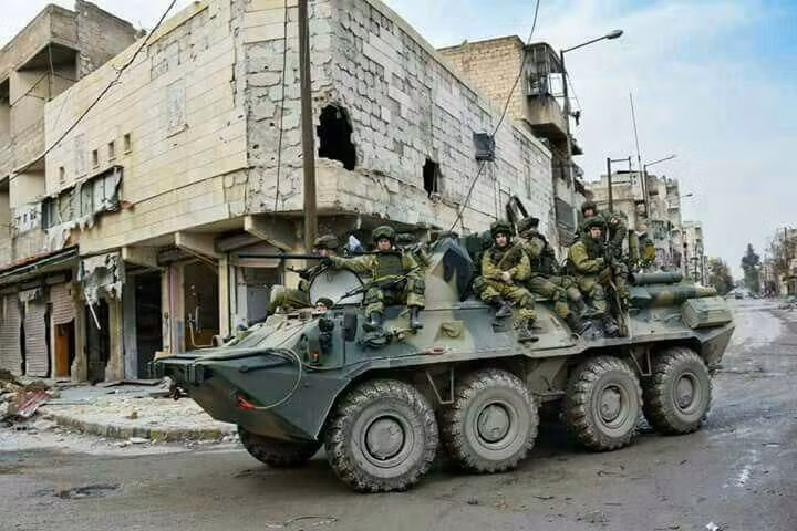 Binh sĩ Nga làm nhiệm vụ ở thành phố Aleppo vừa được giải phóng