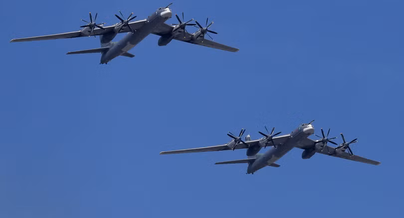 Máy bay ném bom chiến lược Tu-95 của Nga