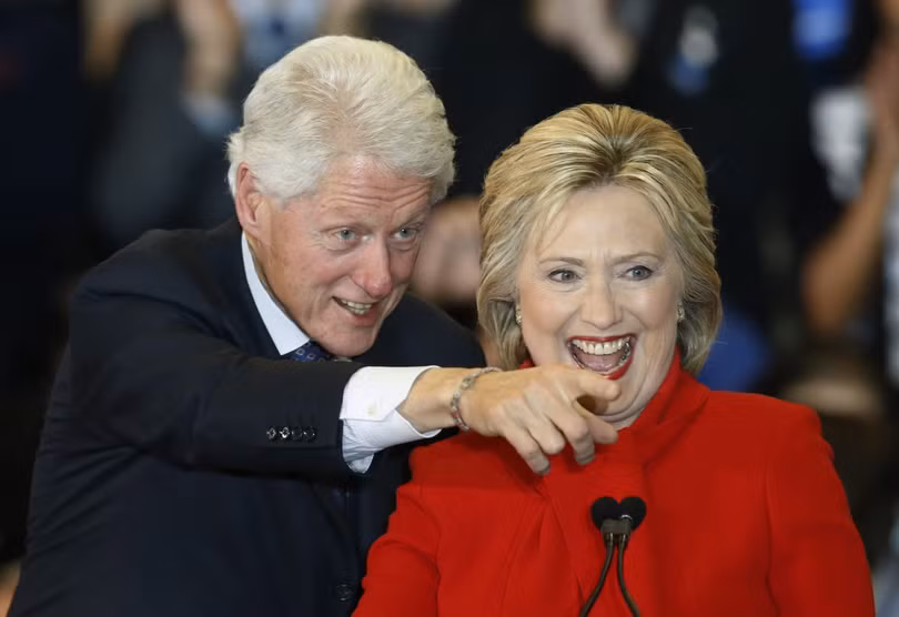 Vợ chồng nhà Clinton đang gặp rắc rối lớn với FBI