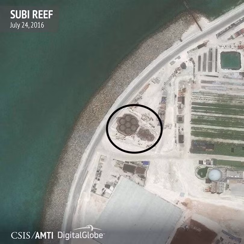Cận cảnh một cấu trúc xây dựng trên đá Subi ở quần đảo Trường Sa đã bị Trung Quốc bồi lấp, xây dựng thành đảo nhân tạo phi pháp với đường băng, nhà chứa máy bay và các công trình quân sự kiên cố