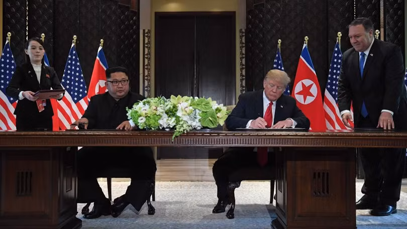 Tổng thống Mỹ Donald Trump và lãnh đạo Triều Tiên Kim Jong un ký tuyên bố chung sau hội đàm Tổng thống Mỹ Donald Trump và lãnh đạo Triều Tiên Kim Jong un ký tuyên bố chung sau hội đàm