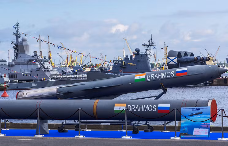 Tên lửa hành trình siêu thanh Brahmos của Ấn Độ được đánh giá là vũ khí chống hạm nguy hiểm nhất thế giới, có thể hạ tàu sân bay chỉ bằng một phát bắn