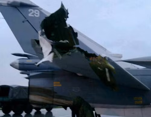 Máy bay cường kích Su-24 Nga bị đạn cối phiến quân xé rách phần cánh đuôi