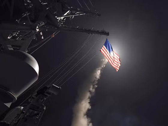 Tàu khu trục Mỹ USS Porter (DDG 78) phóng Tomahawk từ Địa Trung Hải vào căn cứ không quân Al Shayrat của Syria