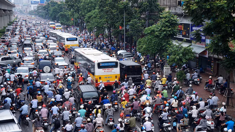 Nạn ùn tắc giao thông nghiêm trọng ở các đô thị lớn có một phần nguyên nhân là do việc xây dựng chung cư không hợp lý ở nội đô