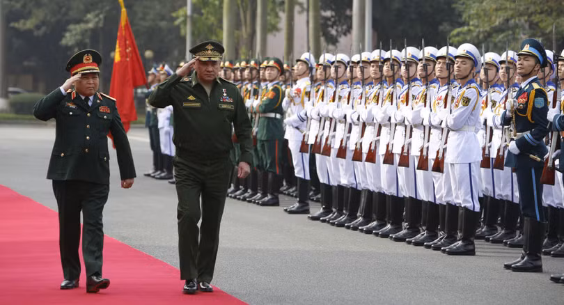Bộ trưởng Quốc phòng Việt Nam Ngô Xuân Lịch đón Bộ trưởng Quốc phòng Nga Sergei Shoigu tại Hà Nội