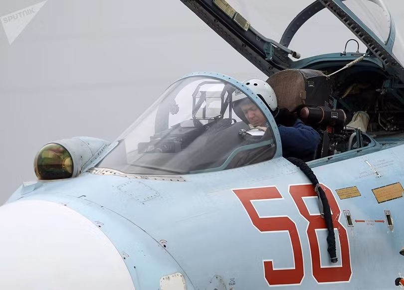 Phi công trong buồng lái của Su-27 trước khi cất cánh.