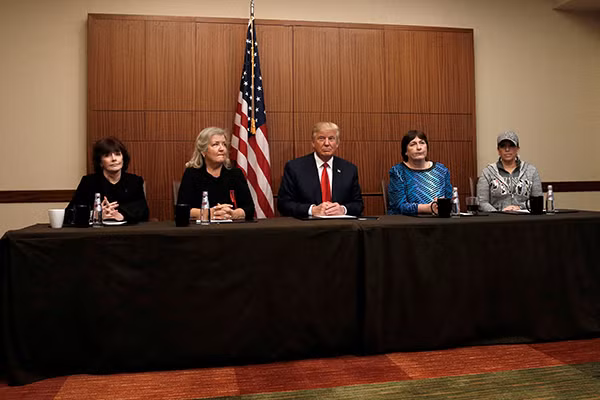 Ông Trump tổ chức họp báo với 4 người cáo buộc cựu tổng thống Bill Clinton tấn công tình dục họ.